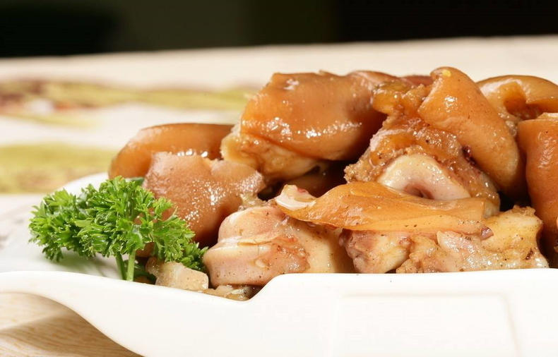 如何快速去除猪蹄皮的腥味,烀猪蹄儿如何去除肉腥味