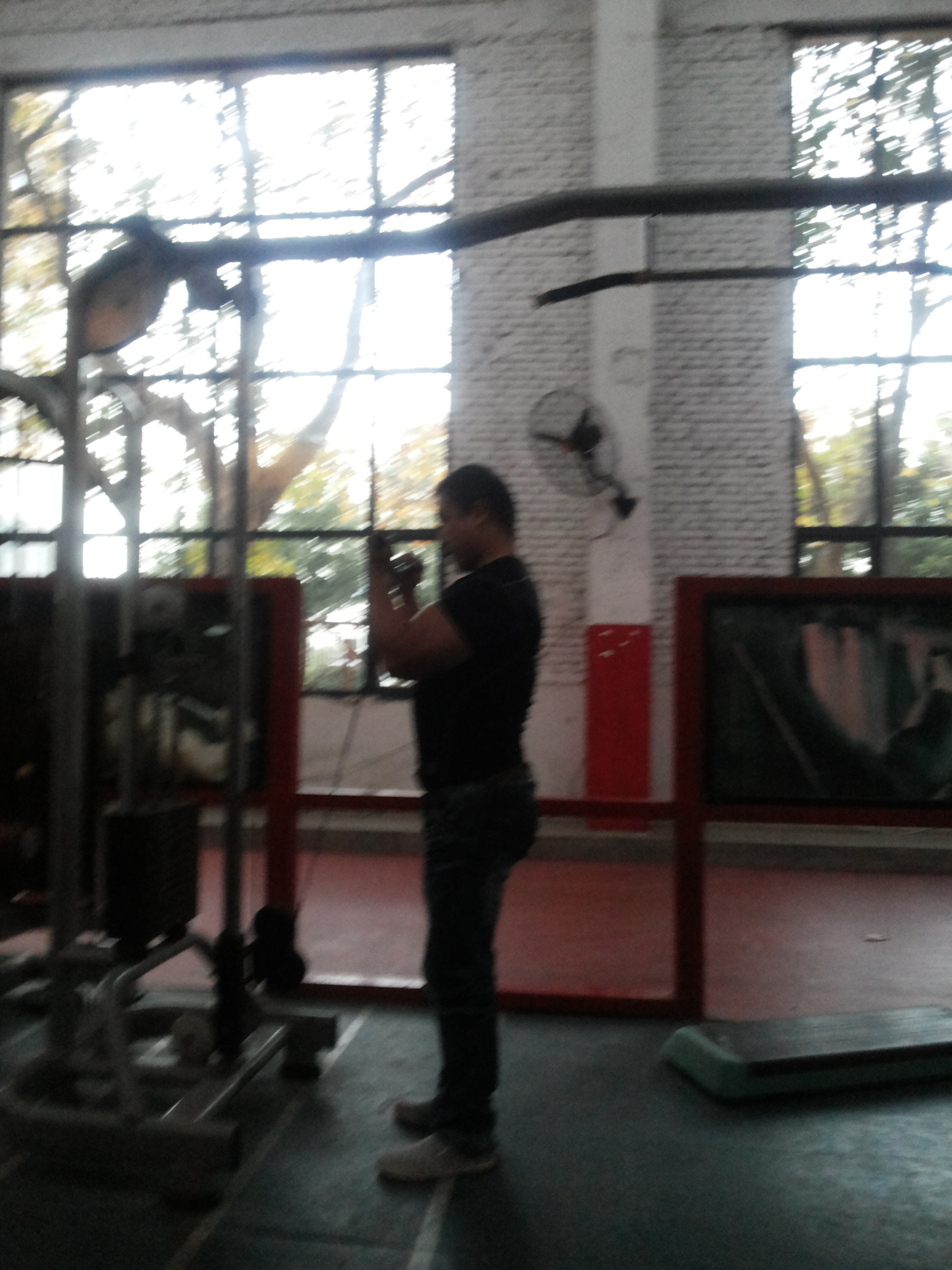 健身房手臂肌肉训练器械,健身房器械如何锻炼手臂力量