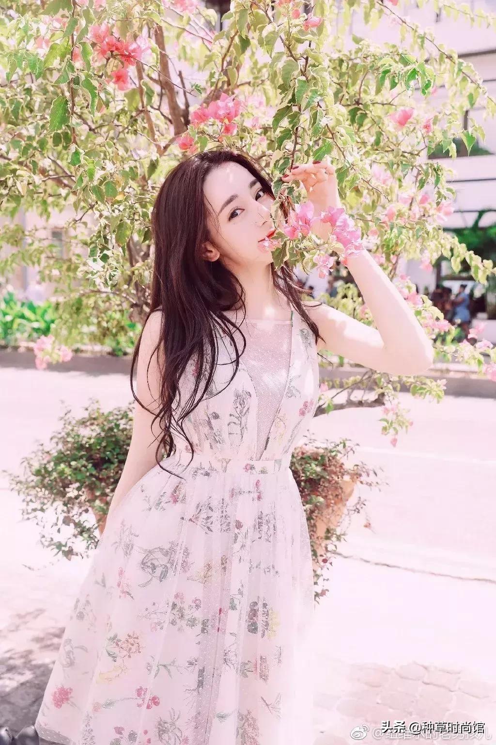 关晓彤素颜自拍与鹿晗撞脸,关晓彤为鹿晗庆生后芭比造型亮相