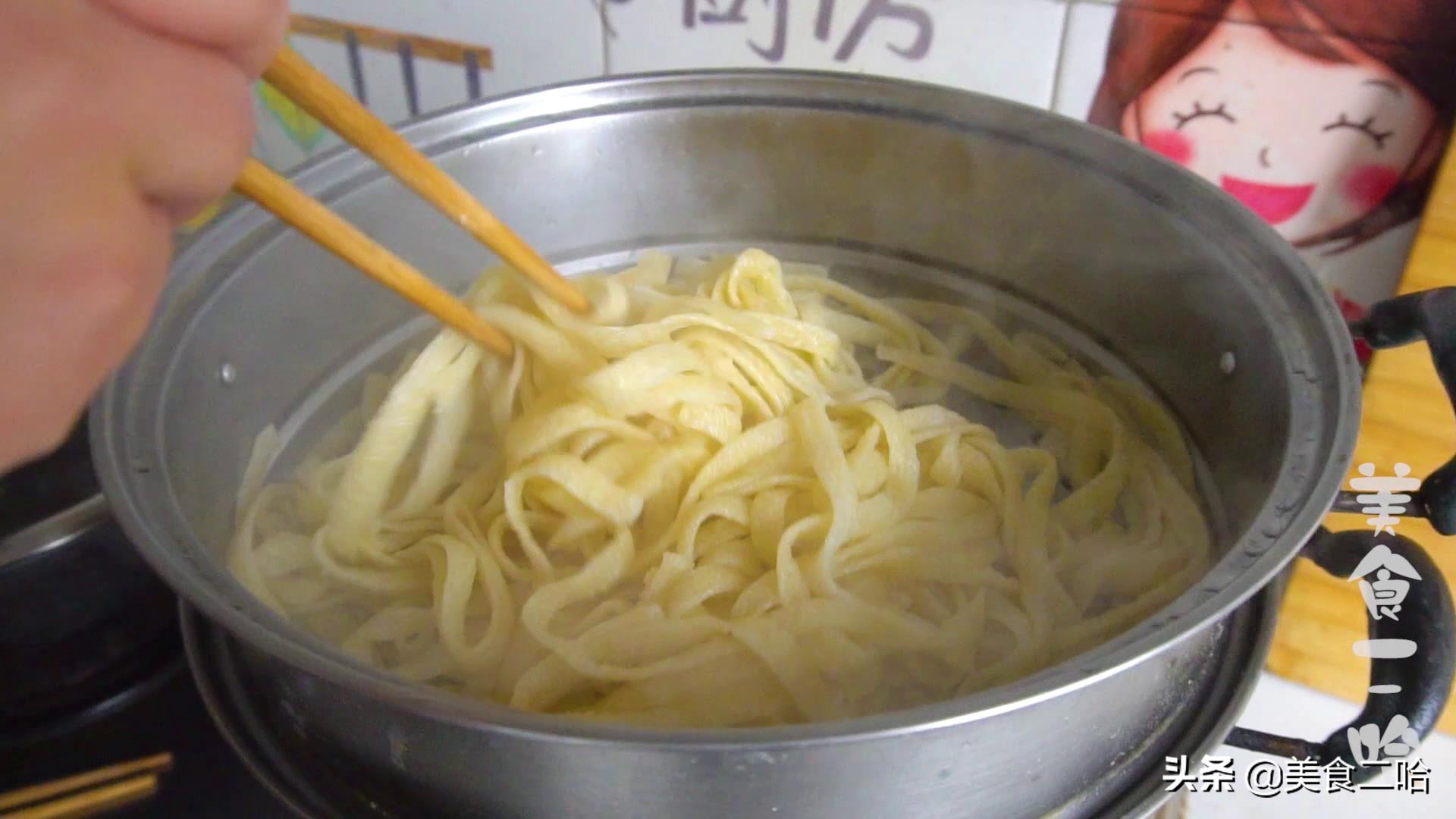 辣条不健康食品的做法,辣条的不卫生做法