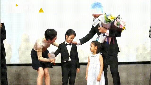 小花妹妹不打马赛克了!抱着邓超的手有点害羞,不笑是因为孙俪