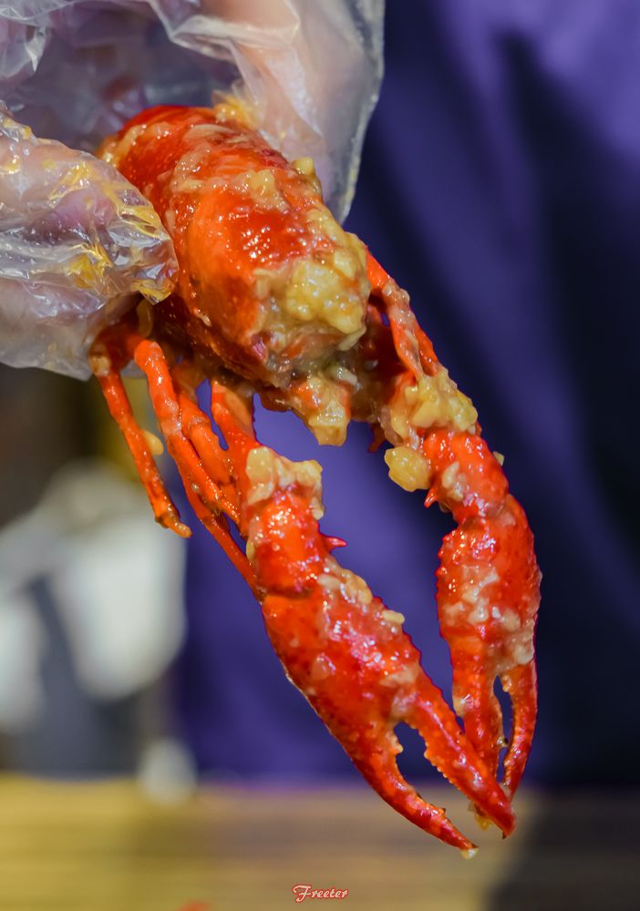 蒜蓉小龙虾肉质q弹吮指美味,充满味蕾的蒜香小龙虾