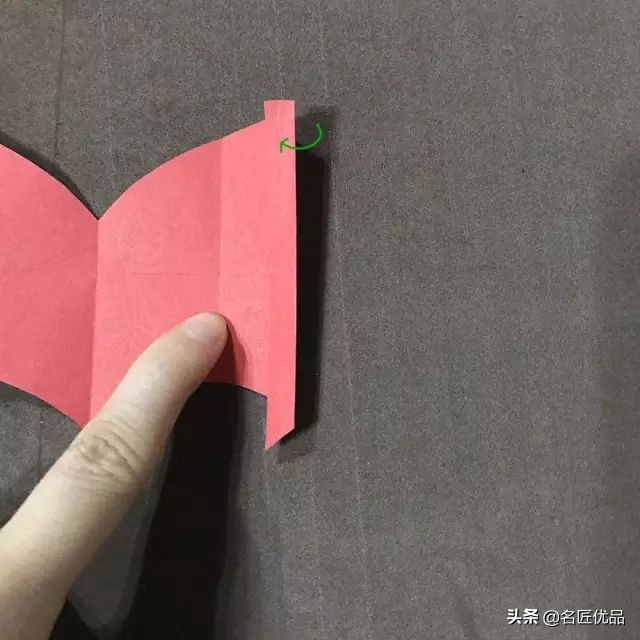 看别人剪新年剪纸很好看,怎么用剪刀来剪新年剪纸