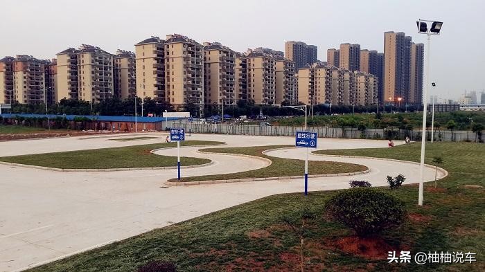 科目二三怎么不紧张抖腿,科目二紧张左脚抖腿怎么办