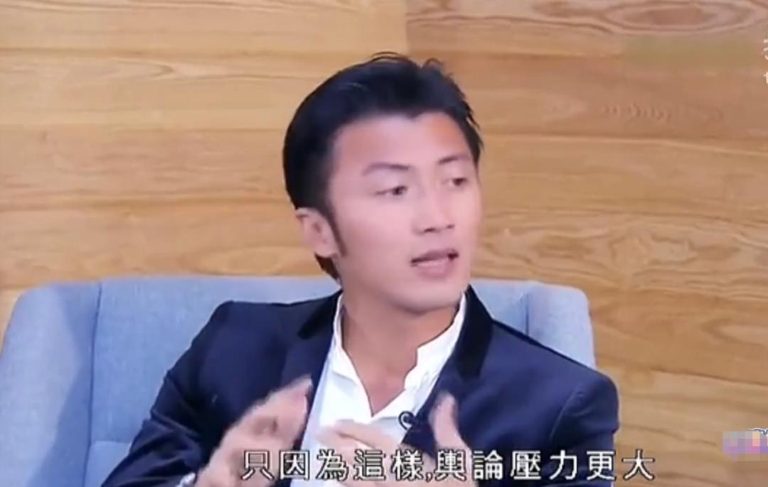 王菲谢霆锋世纪大复合大牵手图片,王菲牵谢霆锋经典瞬间