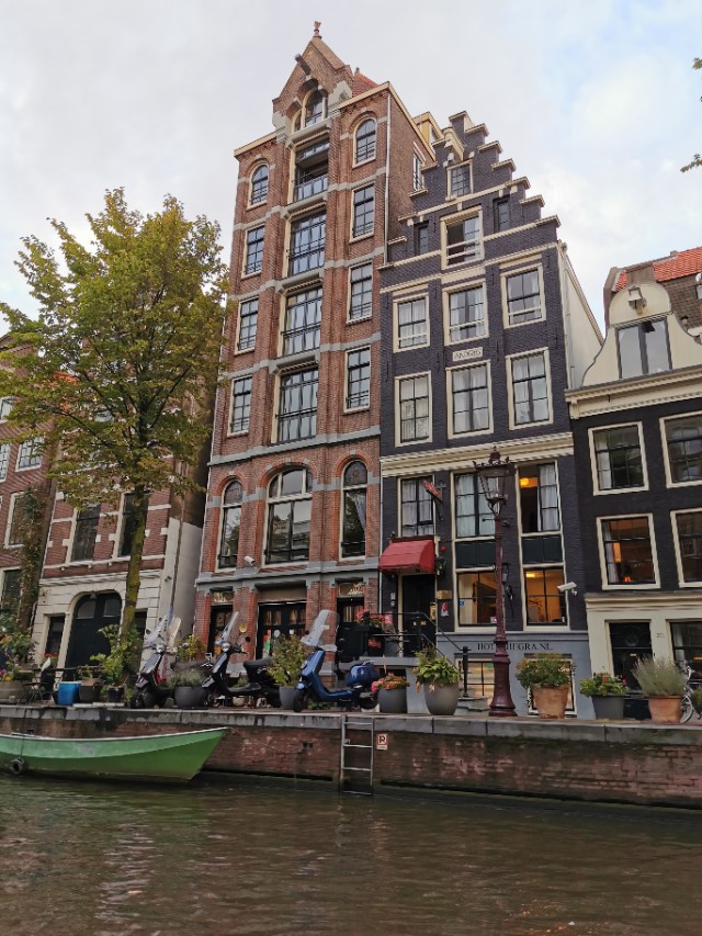 *麻大**味浓的街道，蜂拥的游客—欧洲之旅（五）