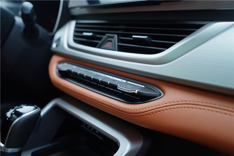 新款吉利远景x6值得入手,吉利远景x6新款车白色内景