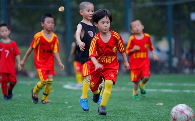 5岁开始踢球,5岁天才踢球