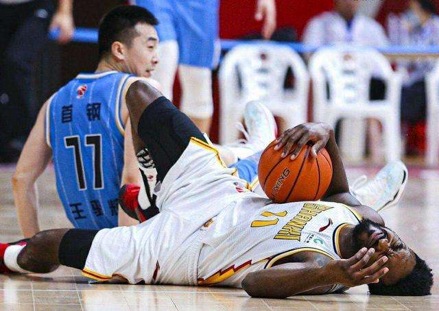 王骁辉恶意犯规被驱逐集锦,王骁辉单场犯规