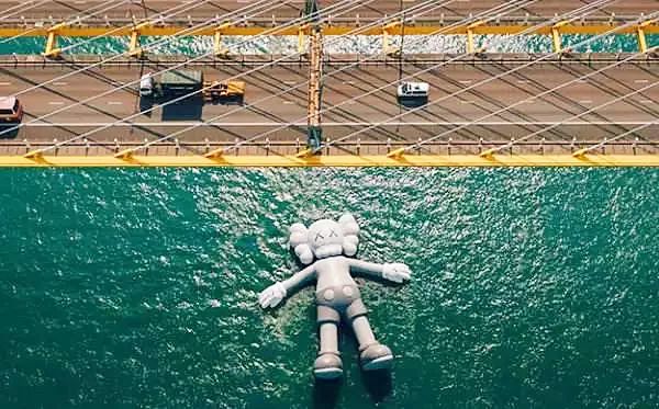 摇滚、坎普、Kaws：狂野又优雅的七月看展指南