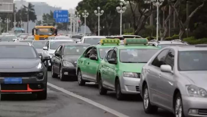 珠海一的哥接到家里电话，深夜闯红灯被扣12分！交警得知竟撤罚单？