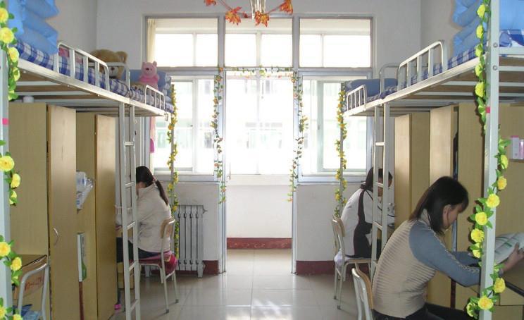 女大学生买20粒避孕药磨成粉，分批放入室友饭里，网友：太狠了