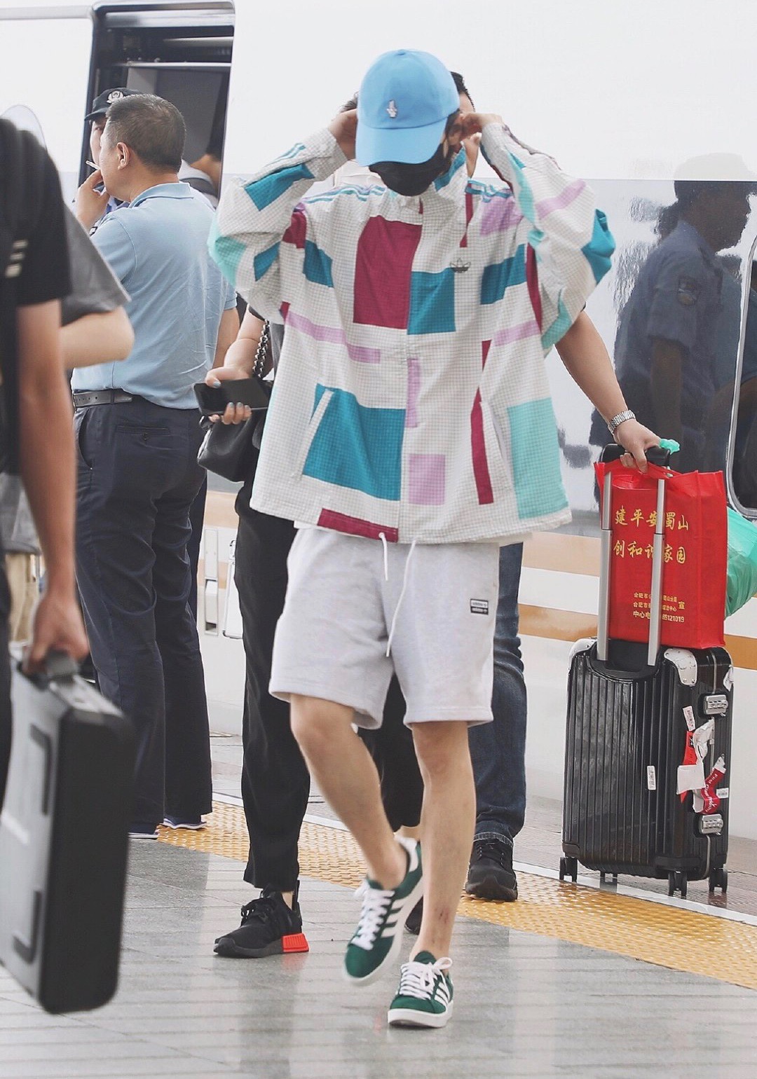 鹿晗玩什么足球游戏,鹿晗韩国时期穿西装玩投篮游戏