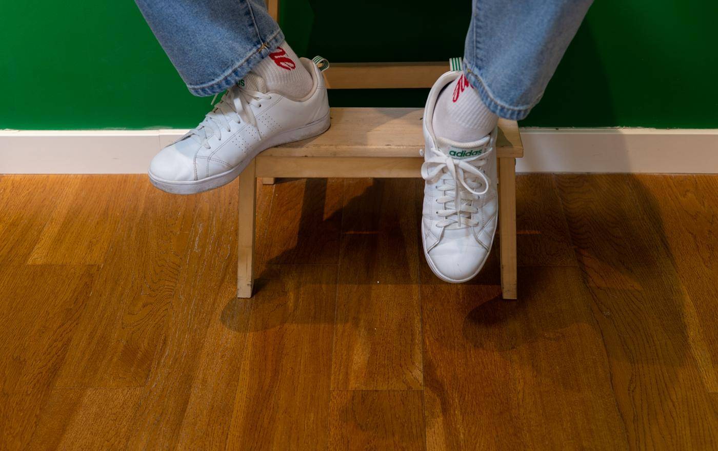 阿迪和耐克小白鞋哪个好,阿迪达斯和小白