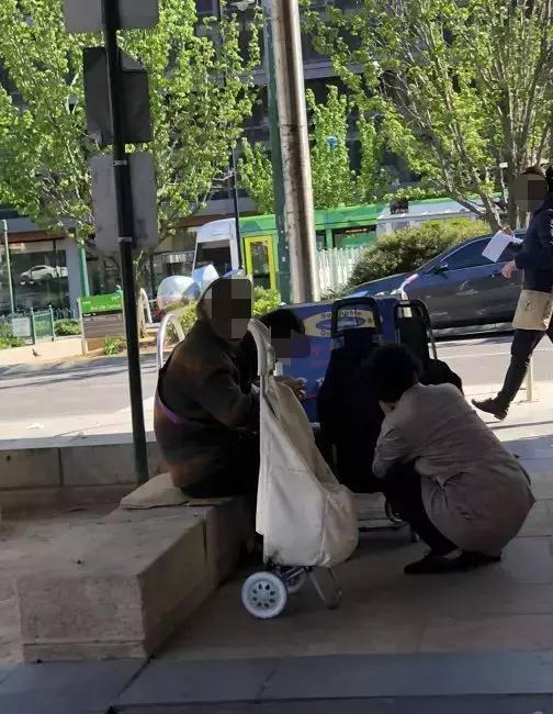 墨尔本华人区9秒视频：大爷大妈用身体扑倒补货车，老外全懵了！