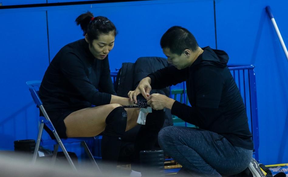 排球朱婷精彩瞬间,朱婷救球手腕受伤