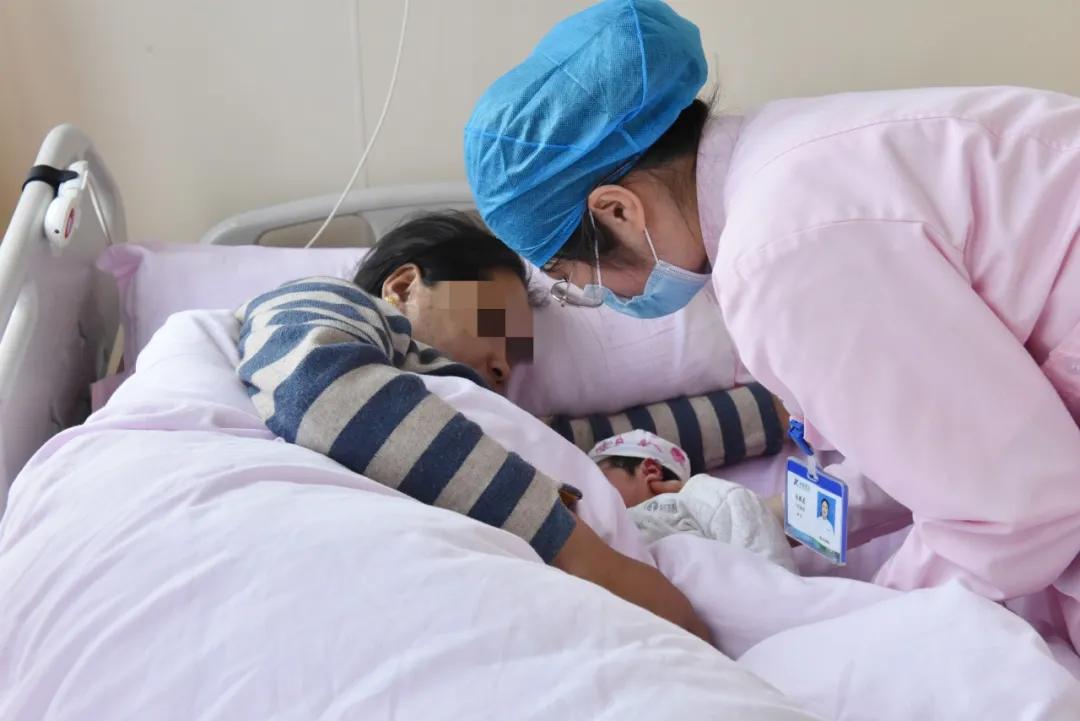 32岁孕妇5年前因胎儿窘迫行剖宫产,剖宫产4次事故