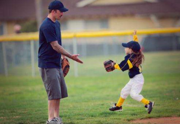 孩子喜欢抚摸*处私**，是性早熟的标志吗？父母千万别误解