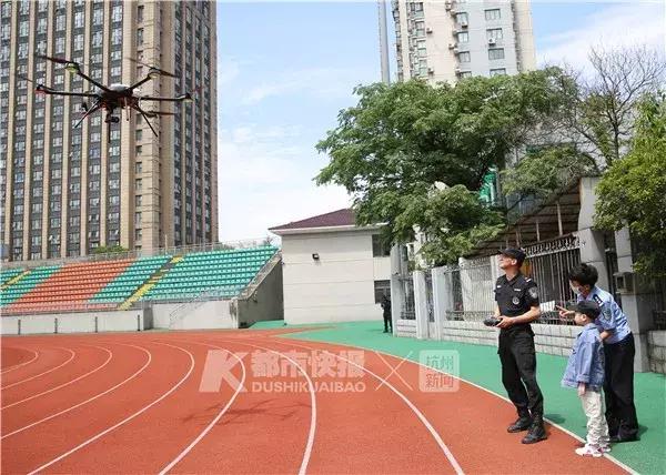 “我想当警察”,他眼睛亮亮的,我们却看哭了......