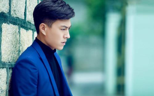 他曾是“职场男神”，娶“北电才女”李佳，今一家四口其乐融融