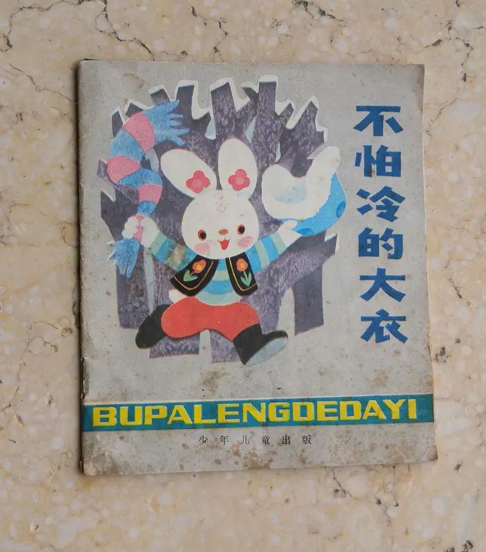 小孩在学校打足球,小孩在踢足球比赛