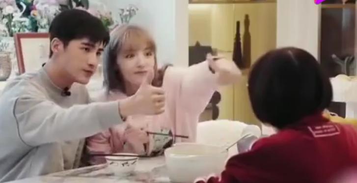 姜潮麦迪娜在婆婆面前秀恩爱,姜潮妈妈和麦迪娜的婆婆