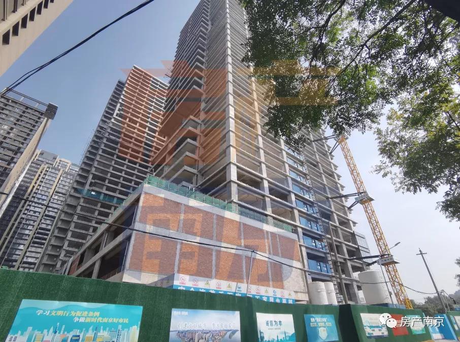 商务区无商务、300米地标成停车场！鼓楼滨江，我还要等你多久？