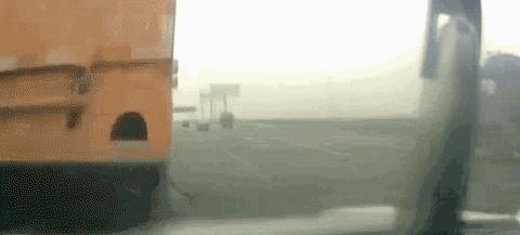 把光头当成足球,摄像机把裁判光头当足球