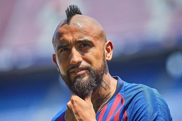 巴萨球员边线摔倒给对方红牌,巴萨球员摔倒完整视频