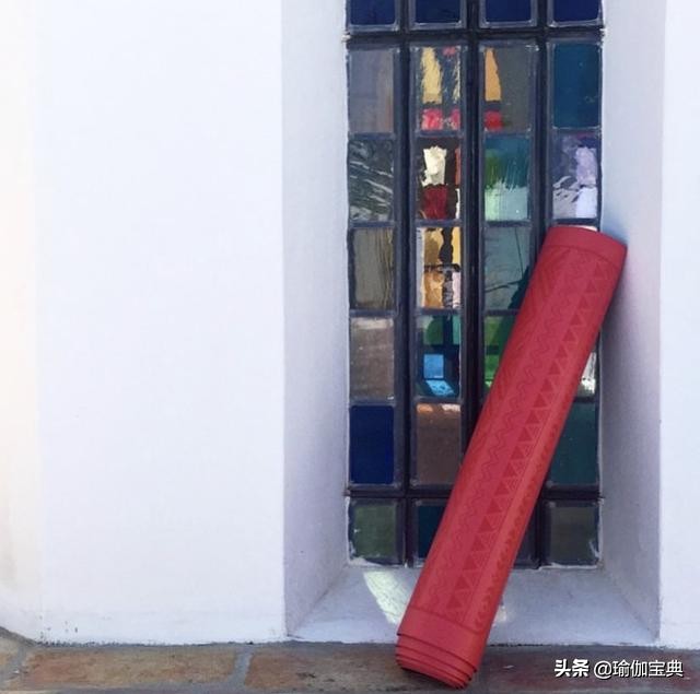 你的瑜伽垫选对了吗据说每个人的角落里都有一张瑜伽垫