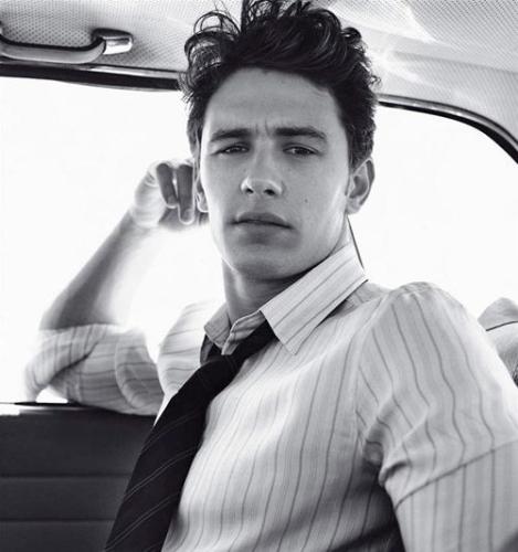 又渴又疼!手臂被石头卡住五天五夜?这部电影告诉你如何断臂求生