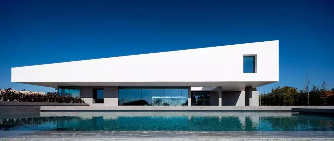 看似简单的白色极简，室内却如此惊艳