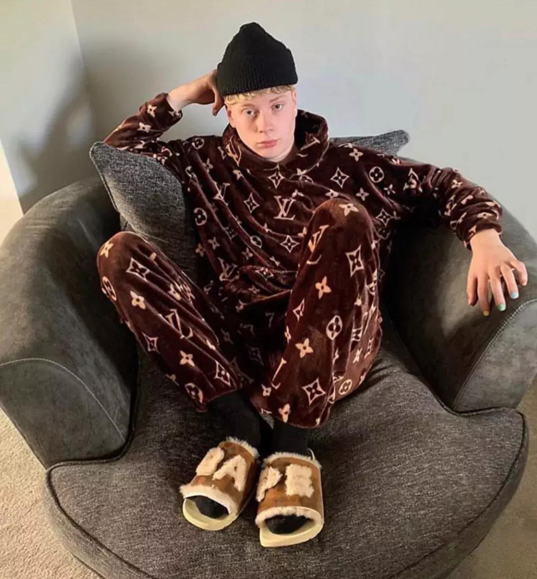 穿着大logo装潮人说的就是你吧！