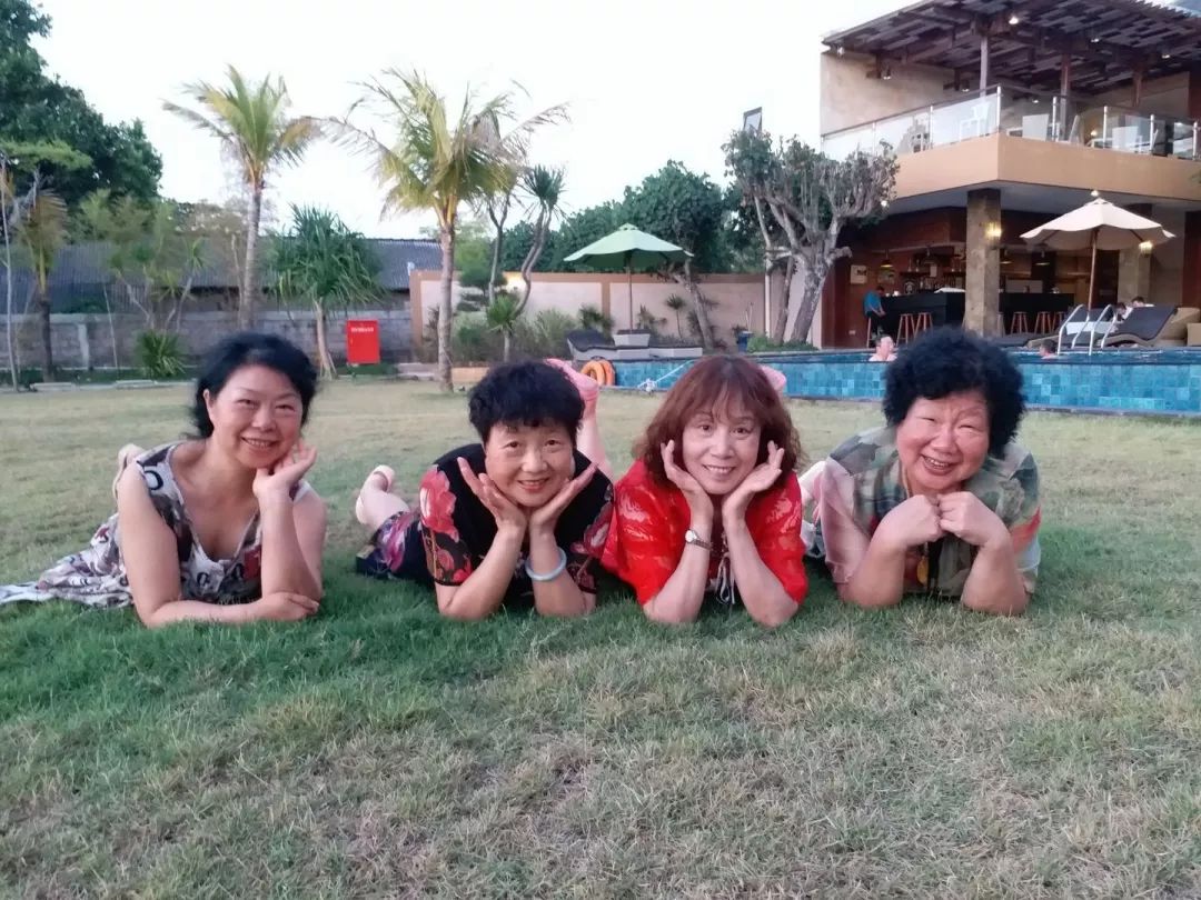 大妈旅游照专用动作,中国大妈外出旅游标准动作