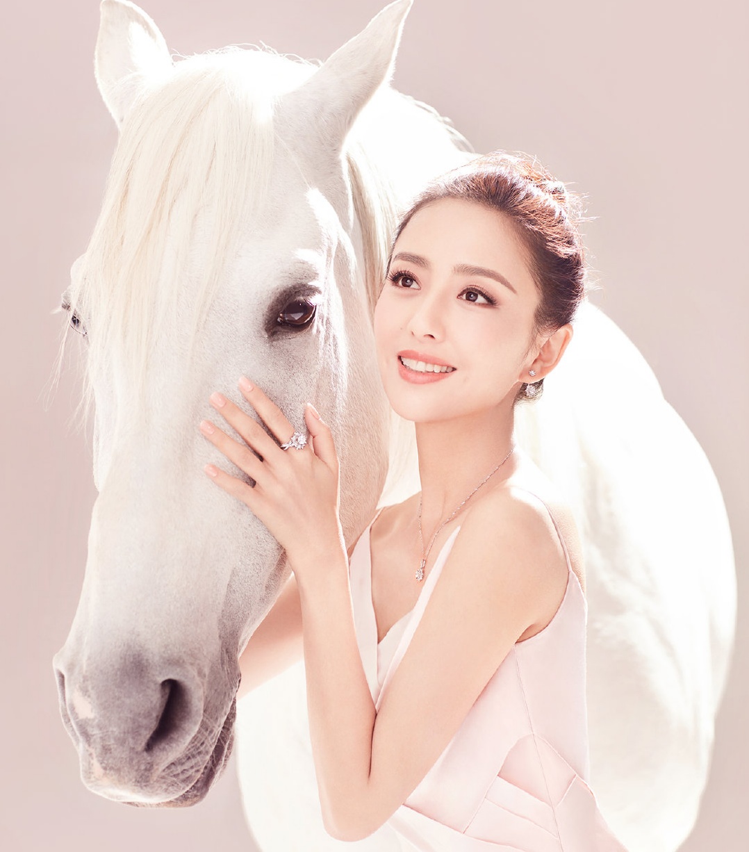 佟丽娅珠宝穿搭,佟丽娅粉色礼服造型搭配的珠宝