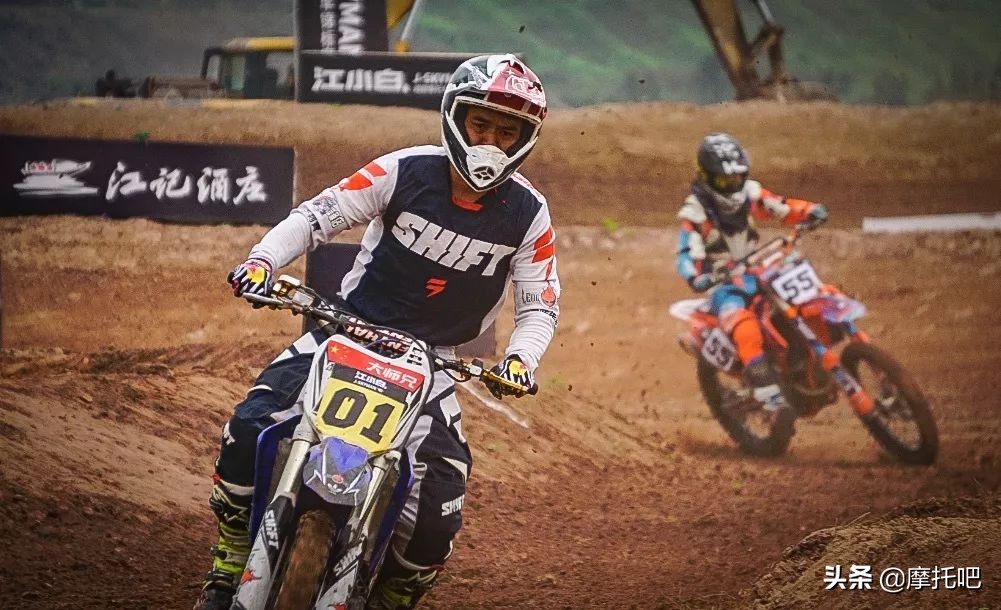 这摩托真好喝。。。不对....这酒真好骑！