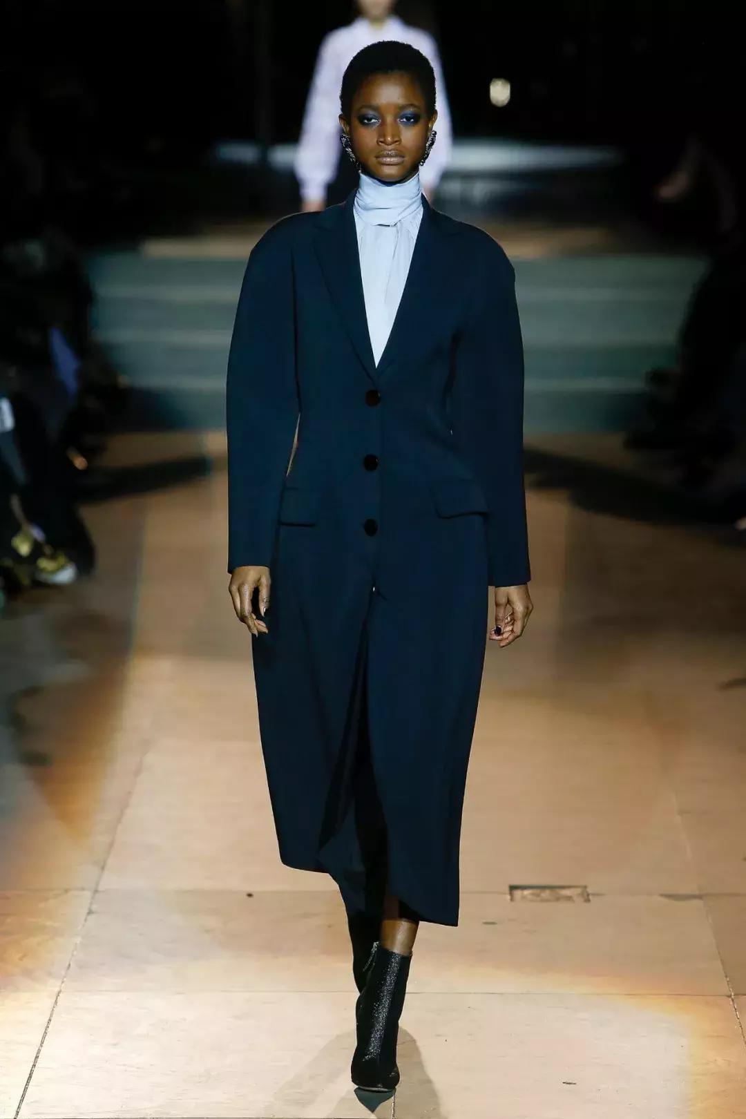 这个冬季时髦精都是这么穿大衣的,时髦的人喜欢这样穿