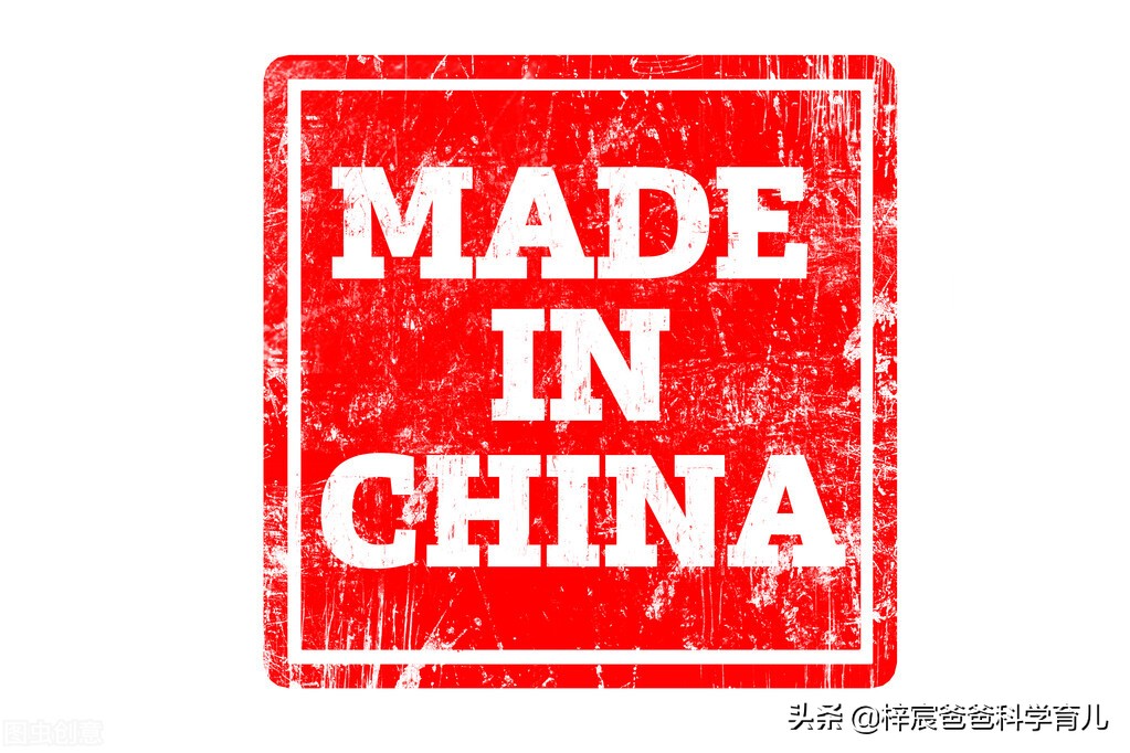 年轻人摆摊被大爷怒骂,大爷吐槽在hm店购物的年轻人