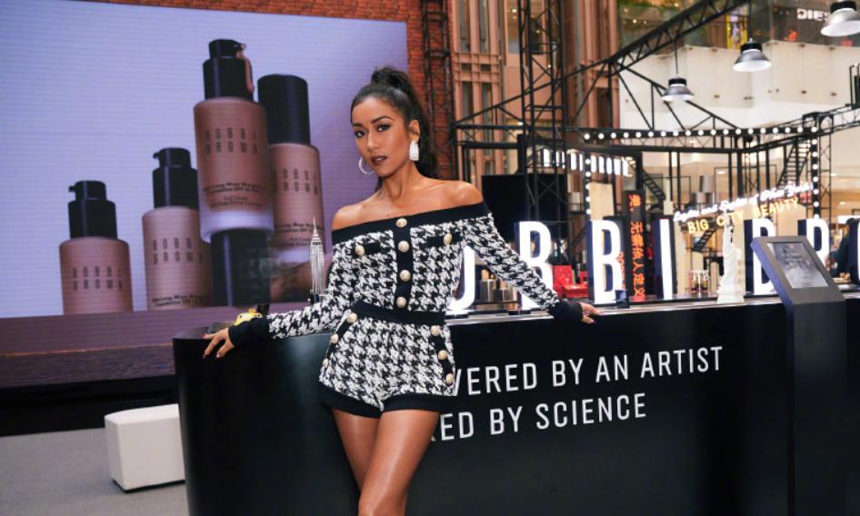 女生不白不黑的皮肤穿什么好看,女生皮肤黑怎么穿才好看