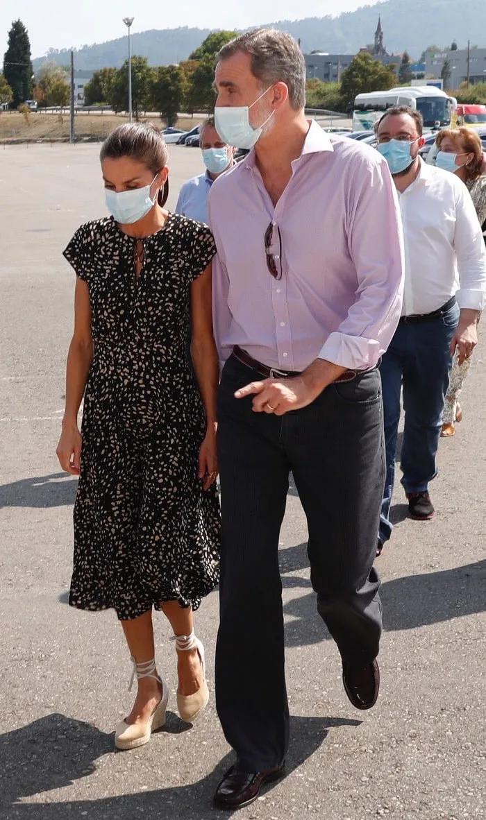 西班牙莱后不敌韩第一夫人，二穿旧裙老气突显，全靠高马尾撑精神