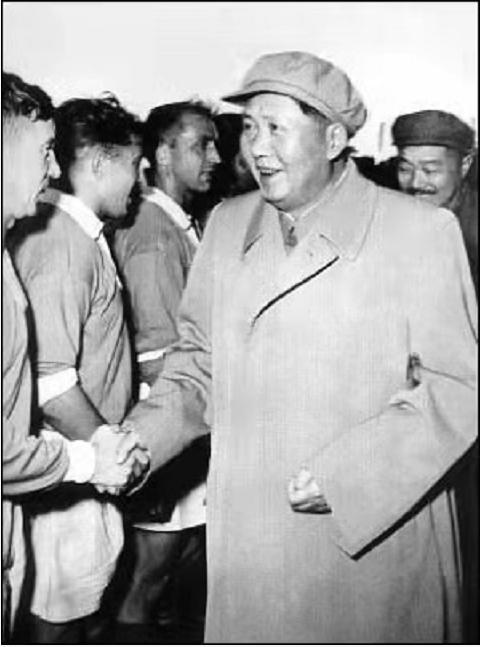 伟人毛主席竟然也踢足球