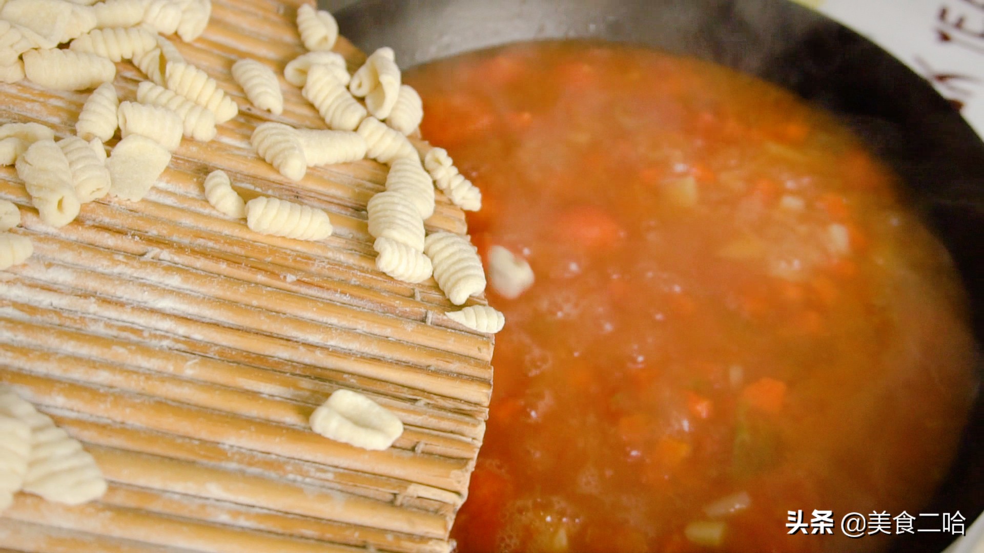 做陕西麻食又软又好吃,陕西人顿顿都离不开的辣子酱夹馍