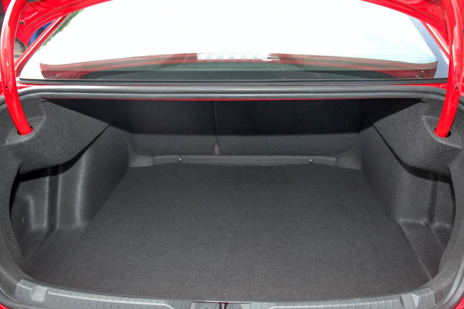 凌渡凭什么卖14万还畅销？带T油耗才5.5L，尾门竟暗示了高尔夫8