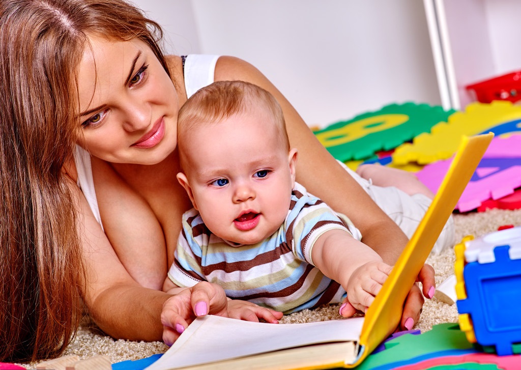 宝宝在飞机上哭闹妈妈崩溃,飞机上宝宝哭闹爷爷奶奶