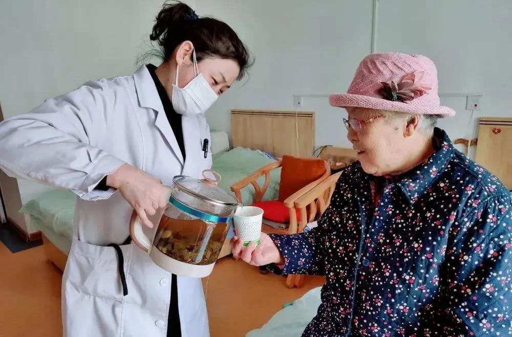 为困难群众开通医保服务绿色通道,开通绿色通道暖心护送