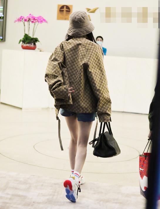 杨幂“超模腿”生图真绝了！小腿大腿竟然一般粗，简直瘦得太夸张