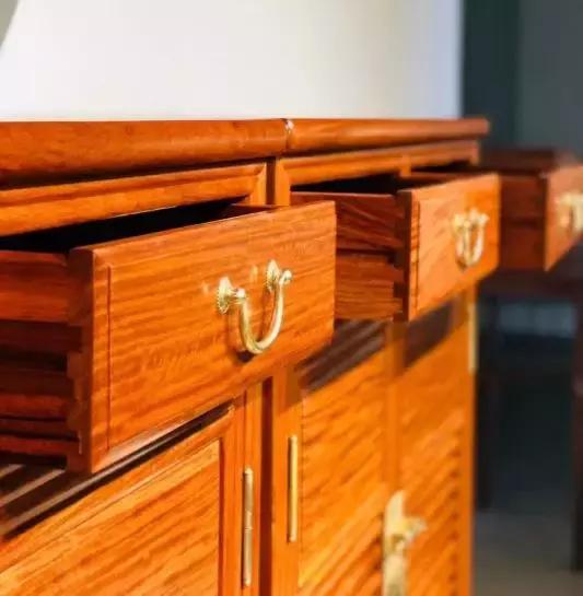 缅甸花梨木材质有什么好处,如何让缅甸花梨家具散发金色荧光