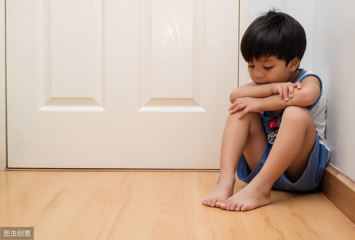 孩子性格内向胆小该怎么教育他,如何帮助孩子走出自卑内向