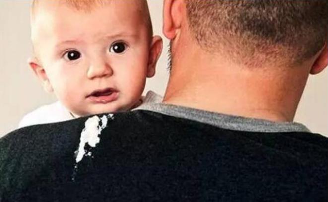 宝宝拍嗝时呛奶了,宝宝拍嗝后还吐奶