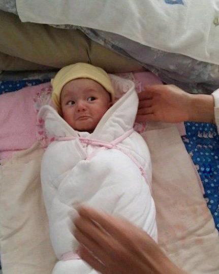 女生穿高跟鞋踢足球,穿十厘米高跟鞋踢足球